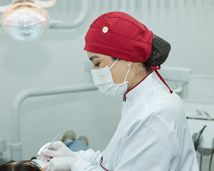 Foto da Dra. Mayra atendendo um paciente