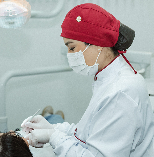 Foto da Dra. Mayra atendendo um paciente
