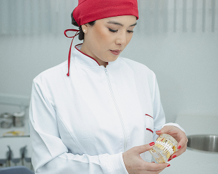 Foto da Dra. Mayra segurando um modelo de boca