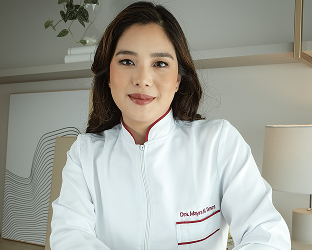 Foto da Dra. Mayra sorrindo