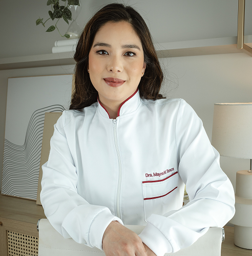 Foto da Dra. Mayra sorrindo