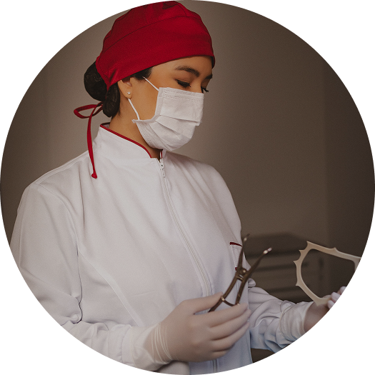 imagem da Dra. Mayra em atendimento