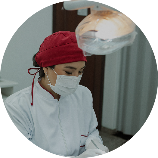 imagem da Dra. Mayra em atendimento