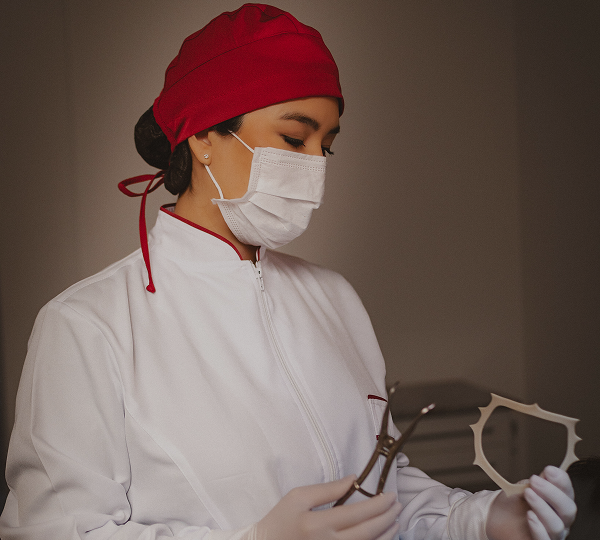 Imagem com a Dra. Mayra em atendimento