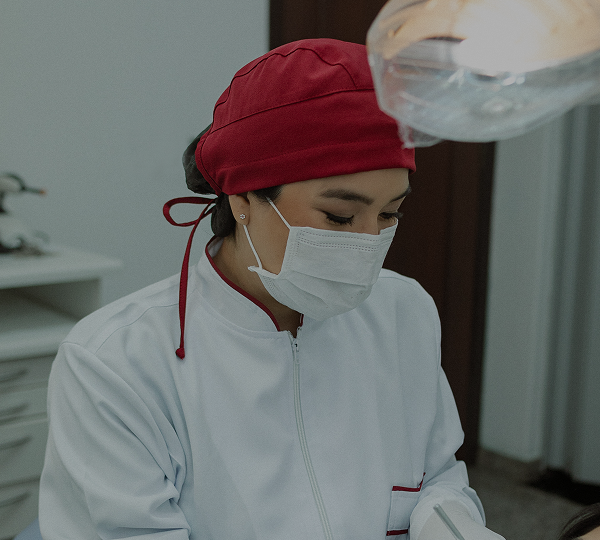 Imagem com a Dra. Mayra em atendimento